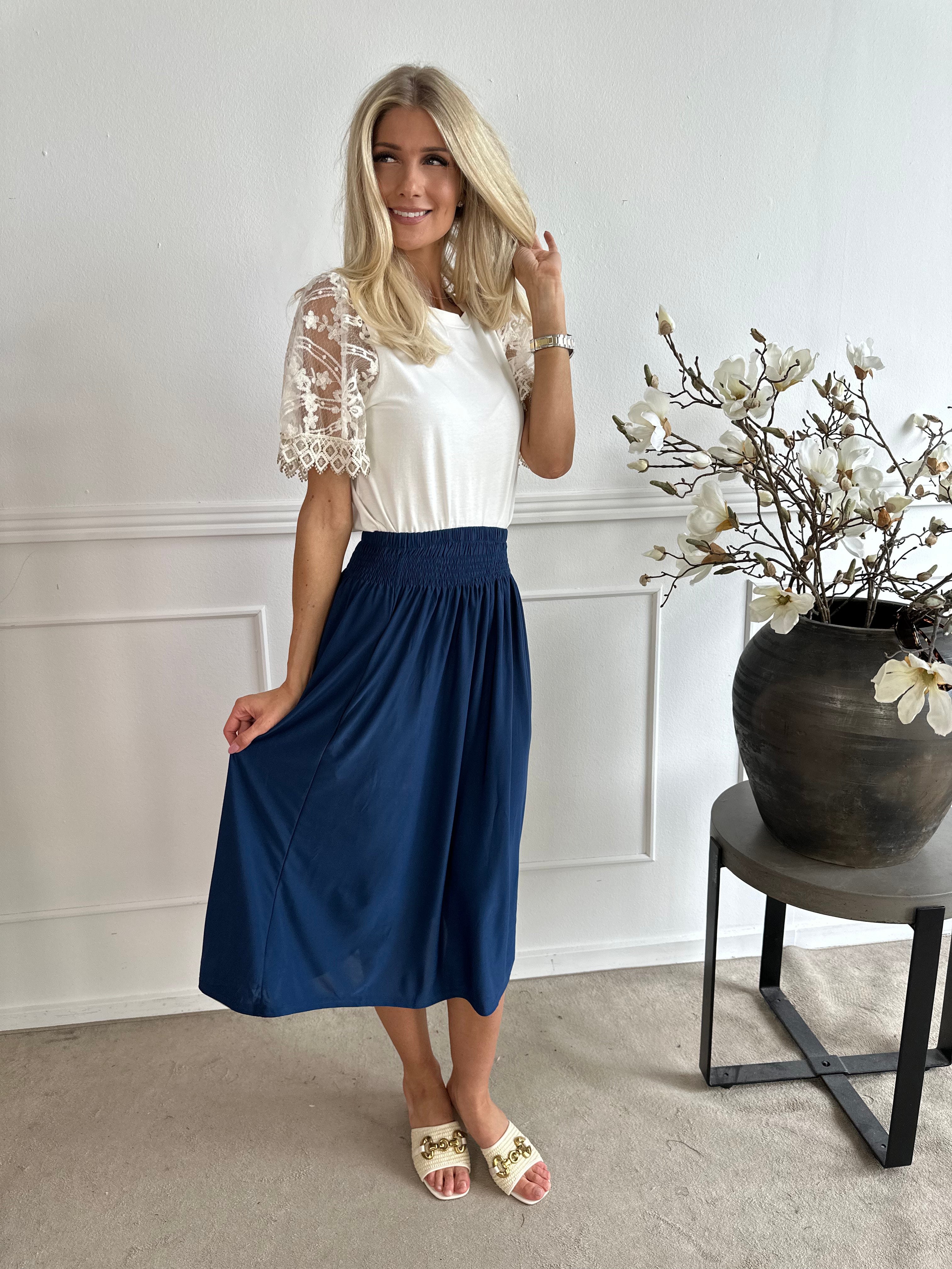Pams Plain Midi Skirt - Kjol i stretchigt material med fickor